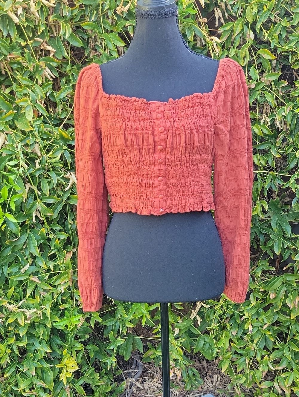 Gianni Bini "Rylee" Smocked Peasant Button-Front Long-Sleeve Crop Top Brick M